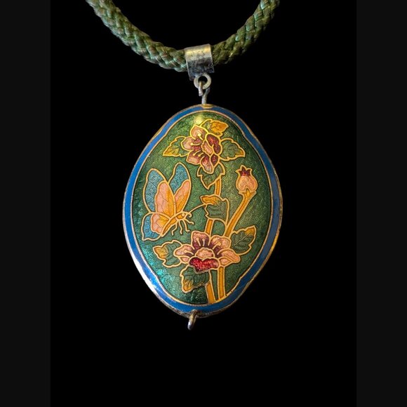 Vintage Cloisonne Butterfly 1.5" Pendant On A 24" Green Rope Chain - Picture 1 of 7